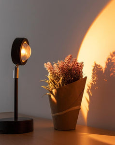 [RESIGILAT] Lampa proiector apus cu lumina calda si efect relaxant