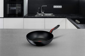 Lagostina Rote Wok Linie Antihaftbeschichtung aus Aluminium, Ø 28 cm, Induktionskochtopf, Gas und Ofen bis 175 °C, Thermosignal-Kochanzeige, rutschfeste Silikon-Griffe