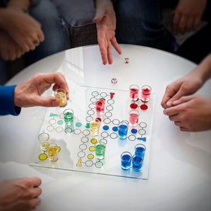 [RESIGILAT] Ludo – Set de Sticlă cu 16 Pahare și 2 Zaruri în Cutie Cadou